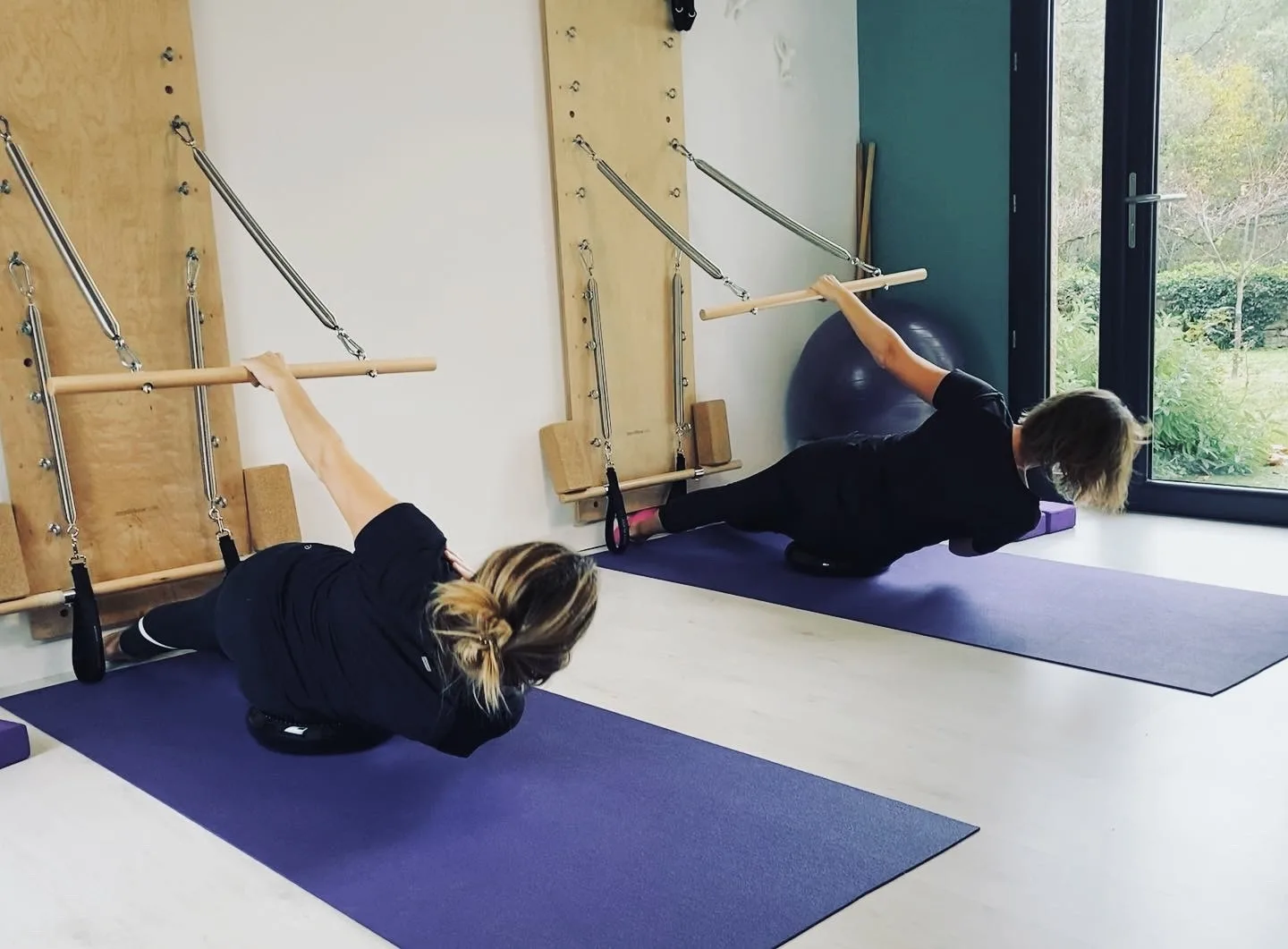 Cours de Pilates sur Spring Wall au studio Corexperience à Aigues-Vives